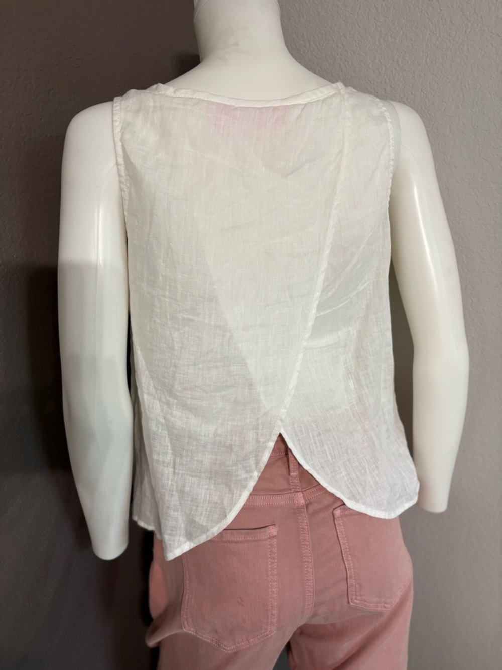 Isaac Mizrahi White Sleeveless Linen Tank - Picture 4 of 9